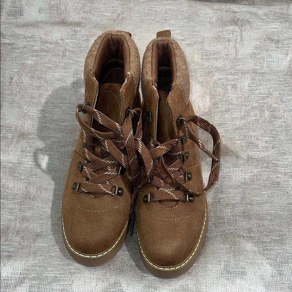 Cliffs by WHITE MOUNTAIN Tan Lace-Up Boots - Picture 1 of 4